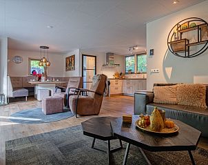 Gemtliches Wohnzimmer des Ferienhauses The White Pearl im Bungalowpark De Parel, Texel. Gemtliche Sitzecke und moderne Kche in De Dennen.