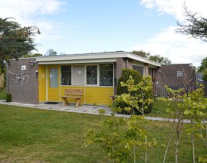Bungalow Verste Coogh 66 in De Dennen, Texel, mit grnem Garten und einladender Terrasse.