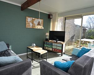 Lichtdurchflutetes Wohnzimmer mit Blick auf den Garten im Bungalow Verste Coogh 66, De Dennen, Texel.