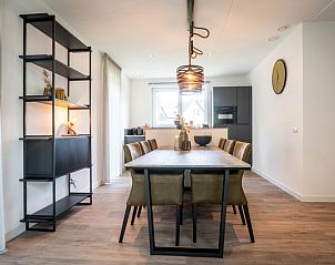 Essecke im Ferienhaus De Koorn-aar, Texel mit moderner Einrichtung und viel Licht.