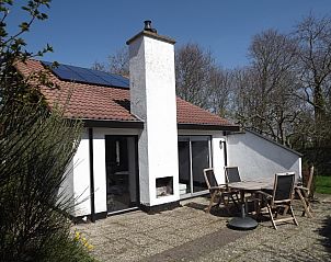 Genieen Sie die Ruhe auf der Terrasse des Ferienhauses Gortersmient 254 in De Dennen, Texel, einem attraktiven Ferienhaus auf den Watteninseln.