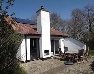 Genieen Sie die Ruhe und den Frieden auf der Terrasse des Ferienhauses Gortersmient 254 in De Dennen, Texel, umgeben von Natur und sonnigem Auenbereich.