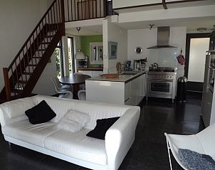 Modernes Wohnzimmer und Kche im Ferienhaus Gortersmient 254, De Dennen, Texel. Gemtlicher Innenraum fr einen entspannten Aufenthalt.