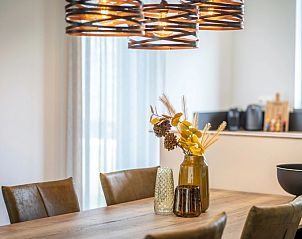 Gemtlicher Esstisch mit Dekoration im Ferienpark De Koorn-aar Villa, De Dennen Texel.