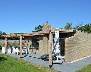 Veranda van Bungalowpark 't Luwe Land - Bungalow 13c in De Dennen, Texel, met tuinzicht en zonnig terras.