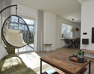 Open woonruimte in Bungalowpark 't Luwe Land - Bungalow 13c, De Dennen, Texel, met toegang tot het terras.