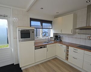 Moderne keuken in Bungalowpark 't Luwe Land - Bungalow 13c, De Dennen, Texel, compleet met apparatuur en veel licht.