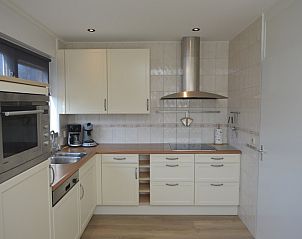 Volledig uitgeruste keuken in Bungalowpark 't Luwe Land - Bungalow 13c, De Dennen, Texel, met moderne faciliteiten.