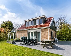 Ferienhaus de Parel 190 in De Dennen, Texel mit sonniger Terrasse und groem Garten.