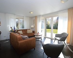 Helles Wohnzimmer des Ferienhauses de Parel 190 in De Dennen, Texel mit gemtlicher Sitzecke.