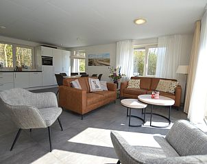 Offenes Wohnzimmer und Kche im Ferienhaus de Parel 190, De Dennen, Texel mit moderner Einrichtung.