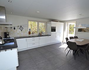 Gerumige Kche im Ferienhaus de Parel 190, De Dennen, Texel mit modernen Gerten.