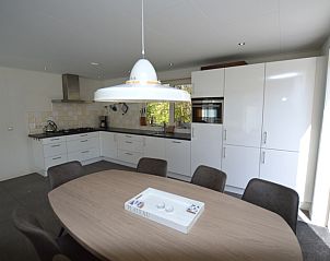 Essecke und Kche im Ferienhaus de Parel 190, Texel mit Blick auf den Garten.