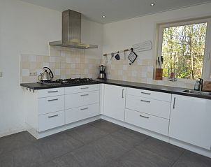 Stilvolle Kche im Ferienhaus de Parel 190, De Dennen, Texel mit Essecke.