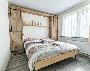 Attraktives Schlafzimmer im Ferienhaus de Parel 190, De Dennen, Texel mit Holzakzenten.
