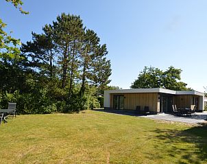 Der Bungalow 't Hoogelandt 58 in De Dennen, Texel, bietet einen groen Garten und eine Terrasse inmitten der Natur.