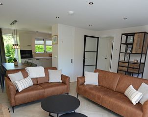 Offener Wohn- und Essbereich im Bungalow 't Hoogelandt 58, De Dennen, Texel, mit viel Tageslicht.