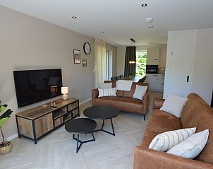 Stilvolles Wohnzimmer und Essbereich im Bungalow 't Hoogelandt 58, Texel, mit modernen Mbeln.