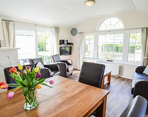 Essecke mit Blumen im Ferienpark De Koorn-aar Typ F, De Dennen, Texel.