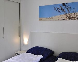 Schlafzimmer mit Kunstwerk in Ferienpark De Koorn-aar Typ F, De Dennen, Texel.