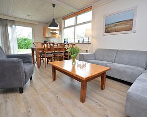 Gezellige woonkamer van vakantiehuis Iris in De Dennen, Texel met ruime zithoek en eethoek.