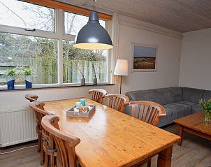 Ruime eetruimte in vakantiehuis Iris in De Dennen, Texel met veel natuurlijk licht.