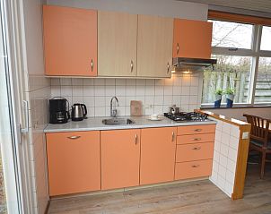 Volledig uitgeruste keuken in vakantiehuis Iris, Texel met moderne apparatuur.