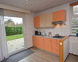 Keuken van vakantiehuis Iris in De Dennen, Texel met toegang tot de tuin voor al fresco dineren.