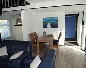 Moderne eetruimte in Vakantiehuis Gortersmient 242, De Dennen, Texel.