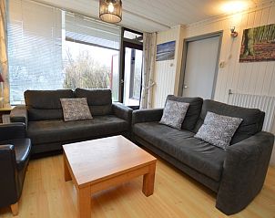 Gemtliches Wohnzimmer des Ferienhauses de Parel 206 in De Dennen, Texel mit bequemen Sofas.