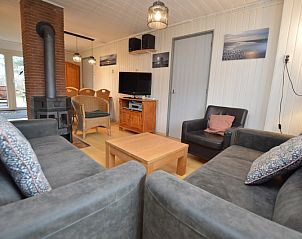 Gemtliches Wohnzimmer mit Kaminofen im Ferienhaus de Parel 206 in De Dennen, Texel.