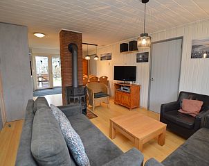 Gerumiges Wohnzimmer des Ferienhauses de Parel 206 in De Dennen, Texel mit moderner Einrichtung.