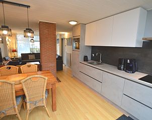 Offene Kche und Essbereich im Holiday home de Parel 206 in De Dennen, Texel fr gemtliche Mahlzeiten.