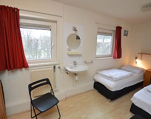 Schlafzimmer mit Waschbecken im Holiday home de Parel 206 in De Dennen, Texel fr einen komfortablen Aufenthalt.