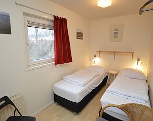 Zweites Schlafzimmer mit Einzelbetten im Ferienhaus de Parel 206 in De Dennen, Texel.
