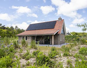 Golden Raand vakantiehuis in De Dennen, Texel met moderne architectuur en zonnige dakpanelen.