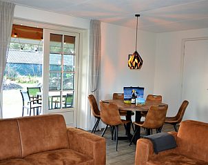 Eetkamer met uitzicht op terras in Golden Raand, De Dennen, Texel.