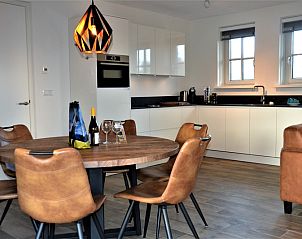 Moderne eetkamer met sfeerverlichting in Golden Raand, De Dennen, Texel.