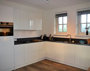 Strakke keukeninrichting in vakantiehuis Golden Raand, De Dennen, Texel.