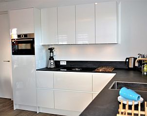 Moderne keuken met apparatuur in Golden Raand vakantiehuis, Texel.