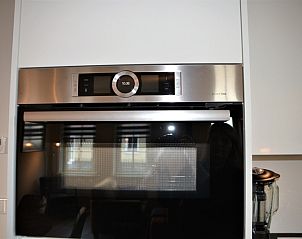 Detail van moderne oven in keuken van Golden Raand, De Dennen, Texel.