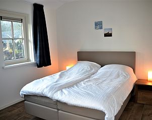 Comfortabele slaapkamer met tweepersoonsbed in Golden Raand, Texel.