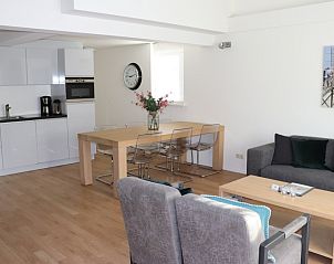 Ruime keuken en eetruimte in Vakantiehuis Gortersmient 232, Texel voor een comfortabel verblijf.