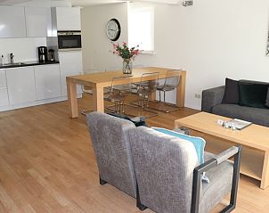 Moderne zithoek in Vakantiehuis Gortersmient 232, De Dennen, Texel met gezellige sfeer en veel daglicht.