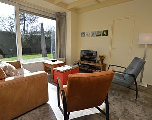 Gezellige woonkamer van Tempelierweg 27 - Matranos in De Dennen, Texel, met uitzicht op de tuin.