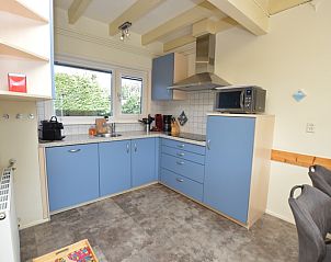 Moderne keuken in Tempelierweg 27 - Matranos vakantiehuis, De Dennen, Texel, met uitzicht op de tuin.