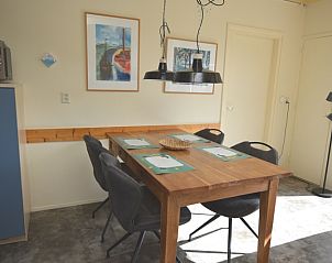Eethoek in Tempelierweg 27 - Matranos vakantiehuis, De Dennen, Texel, met houten tafel en stijlvolle stoelen.