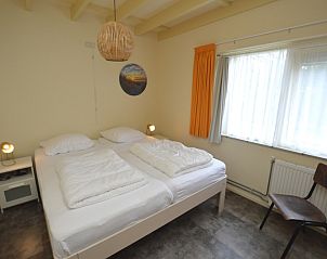 Slaapkamer met tweepersoonsbed in Tempelierweg 27 - Matranos vakantiehuis, De Dennen, Texel.