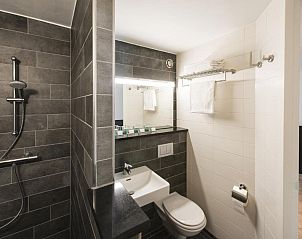 Moderne badkamer met inloopdouche in Bastion Hotel Maastricht Centrum, vakantieverblijf in Zuid Limburg.