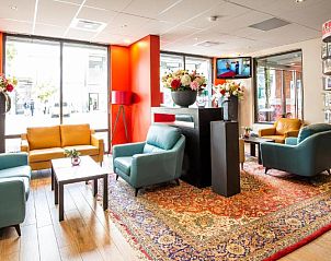 Stijlvolle lounge met comfortabele zitplaatsen in Bastion Hotel Maastricht Centrum, Zuid Limburg.